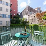 2 Bdrs & Parking In The Old Town ! Apartment *