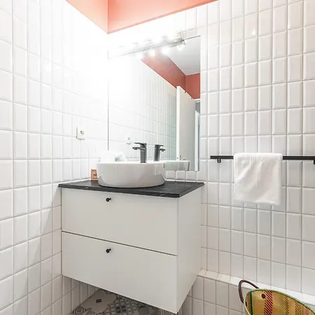 Apartment 2 Bdrs & Parking In The Old Town ! *