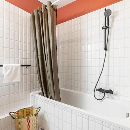 2 Bdrs & Parking In The Old Town ! Apartment