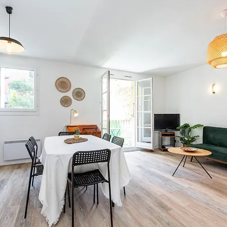 2 Bdrs & Parking In The Old Town ! *