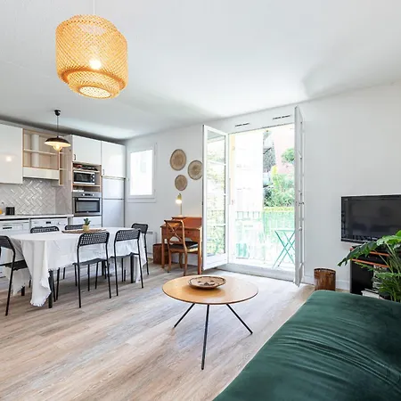 2 Bdrs & Parking In The Old Town !