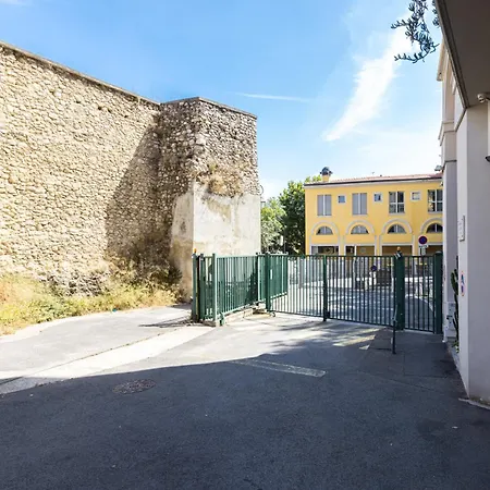 2 Bdrs & Parking In The Old Town ! *