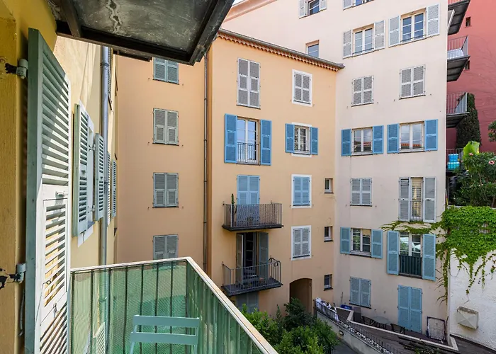 2 Bdrs & Parking In The Old Town ! * Nice
