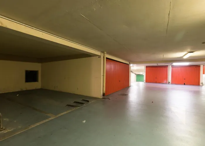 2 Bdrs & Parking In The Old Town ! *