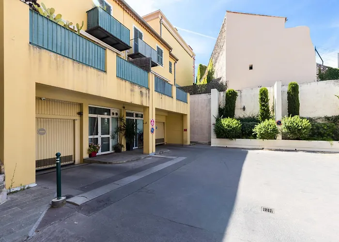 2 Bdrs & Parking In The Old Town !