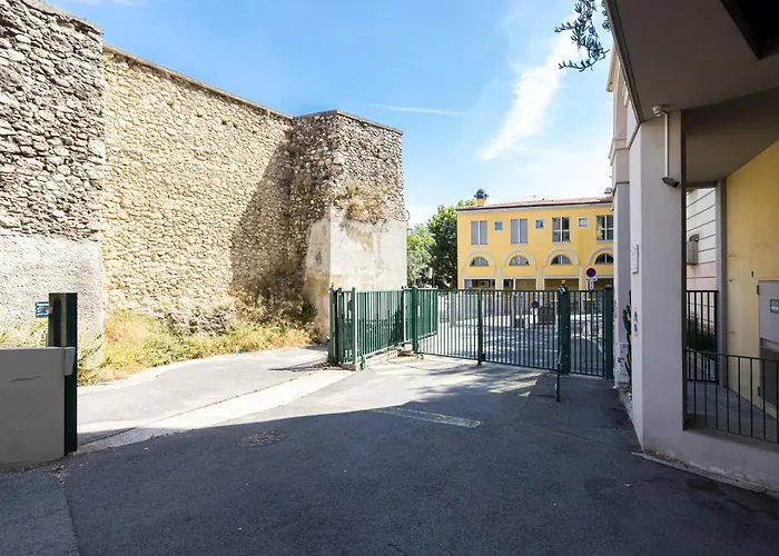 2 Bdrs & Parking In The Old Town ! *
