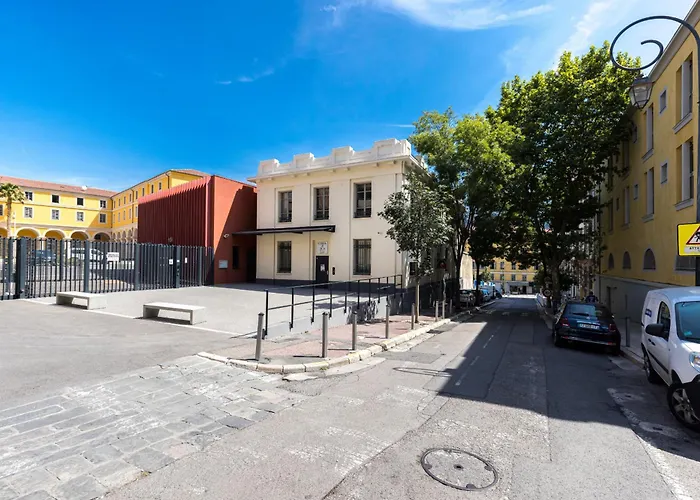 2 Bdrs & Parking In The Old Town !