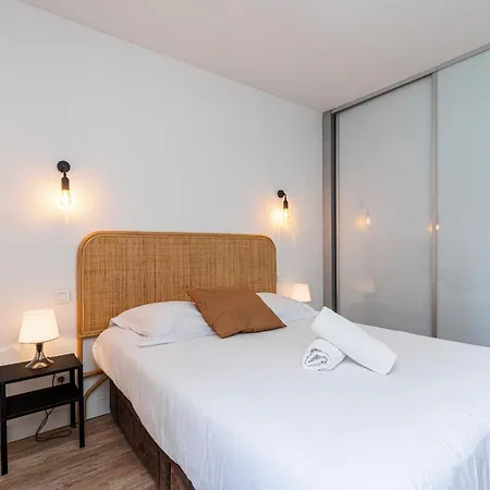 2 Bdrs & Parking In The Old Town !