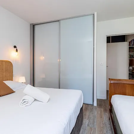 2 Bdrs & Parking In The Old Town !