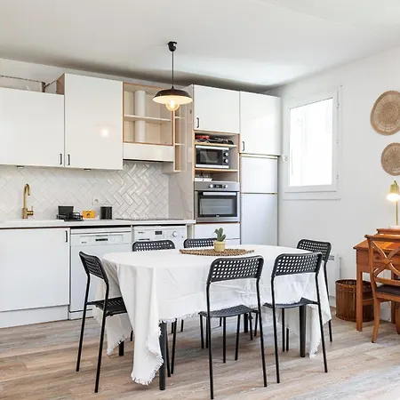 2 Bdrs & Parking In The Old Town ! Nice