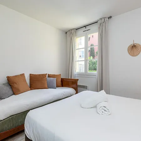 2 Bdrs & Parking In The Old Town ! *