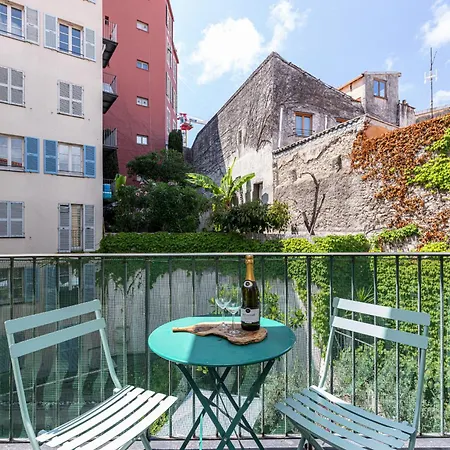 2 Bdrs & Parking In The Old Town ! Appartement *